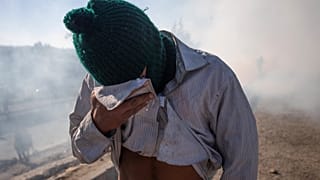 نیروهای آمریکایی در مرز مکزیک به سوی پناهجویان گاز اشک‌آور شلیک کردند