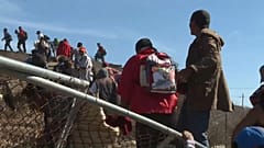 Flüchtlinge stürmen Grenze zu USA