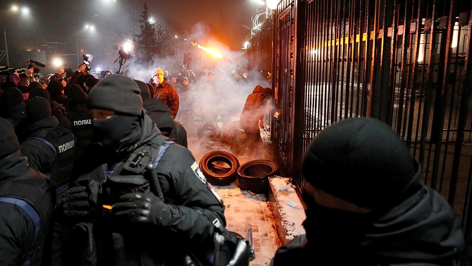 Russia-Ucraina: proteste e tensioni di fronte all'ambasciata russa a Kiev