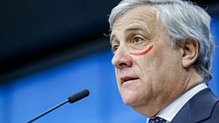 Με κόκκινο κραγιόν ο Ταγιάνι για την εξάλειψη της βίας κατά των γυναικών