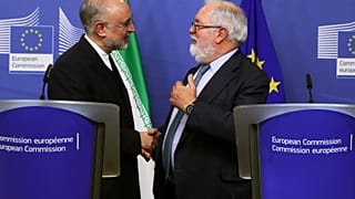 Bruselas y Teherán reiteran su compromiso con el acuerdo nuclear