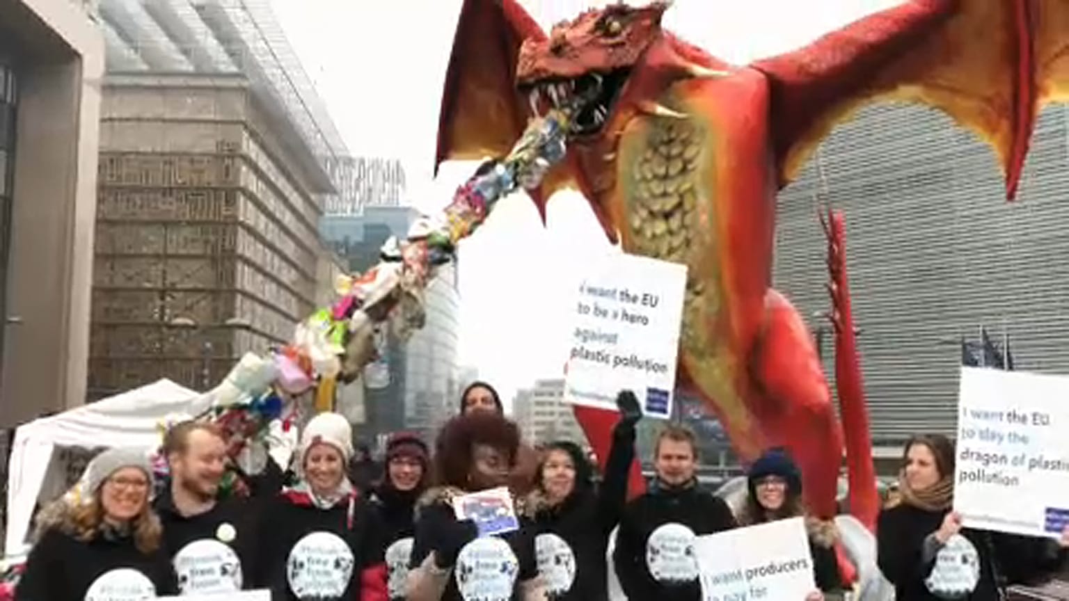 Ein Drache, der Plastikmüll speit 