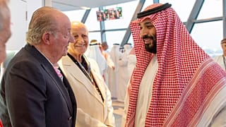 صورة محمد بن سلمان مع ملك إسبانيا السابق تغضب الصحف الإسبانية