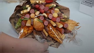 VİDEO | Rus girişimciden erkeklere hediyelik yemek buketi 