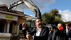 Salvini am Bagger: Mafiavillen abgerissen