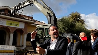 Сальвини сносит виллы цыганской мафии