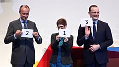 Merz, Kramp-Karrenbauer und Spahn zeigen die Reihenfolge ihrer Redebeiträge