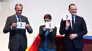 Merz, Kramp-Karrenbauer und Spahn zeigen die Reihenfolge ihrer Redebeiträge