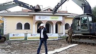 Ο Σαλβίνι κατεδαφίζει βίλα της μαφίας!