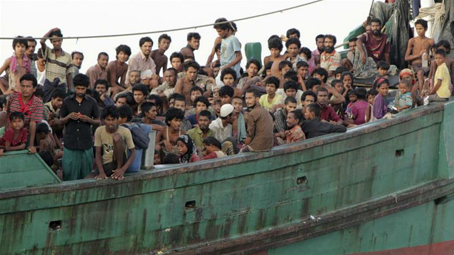 Myanmar Malezya'ya kaçan Arakanlı Müslümanların teknesine el koydu 