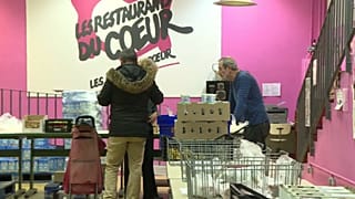 Distribution de nourriture dans un centre des Restos du coeur