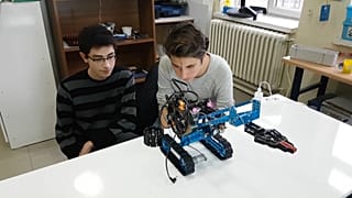 VİDEO | Niğdeli genç mucitlerin son buluşu: Bomba imha robotu 