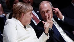 Korábbi fotó Angela Merkelről és Vlagyimir Putyinról a párizsi Béke Fórumon