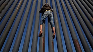 Tijuana: bomladozik a menekültkonvoj