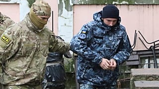 Российский суд отправляет украинских моряков под арест как преступников