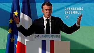 Macron tágyal a sárga mellényesekkel