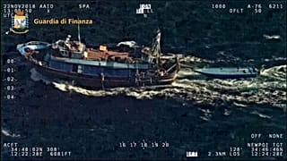 Migranti trainati poi abbandonati al largo delle coste italiane
