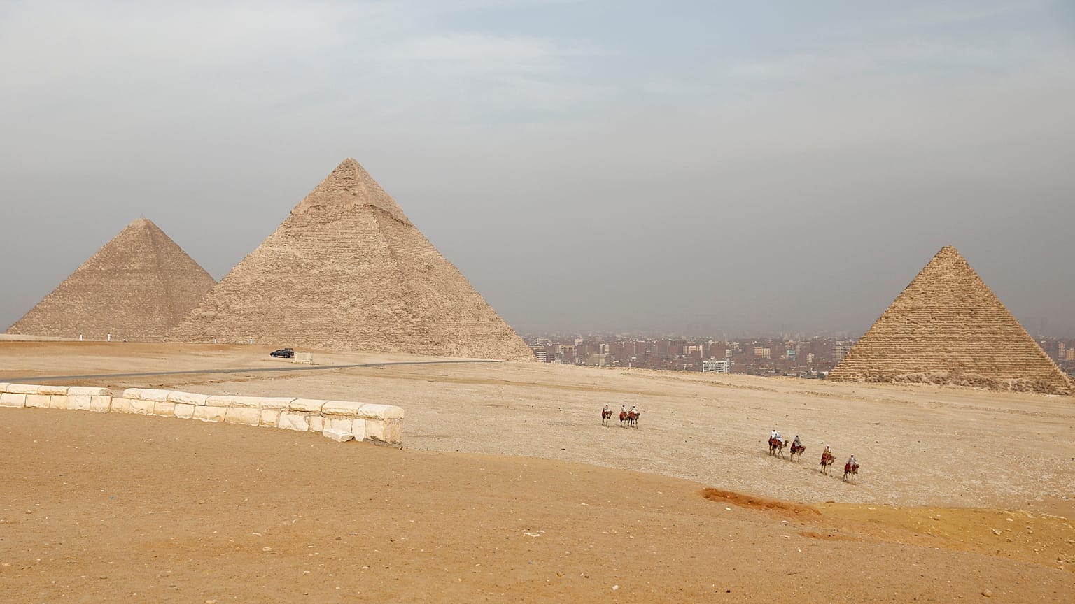مصر تنفي إضاءة أهرامات الجيزة بألوان العلم السعودي