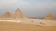 مصر تنفي إضاءة أهرامات الجيزة بألوان العلم السعودي