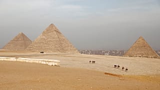 مصر تنفي إضاءة أهرامات الجيزة بألوان العلم السعودي