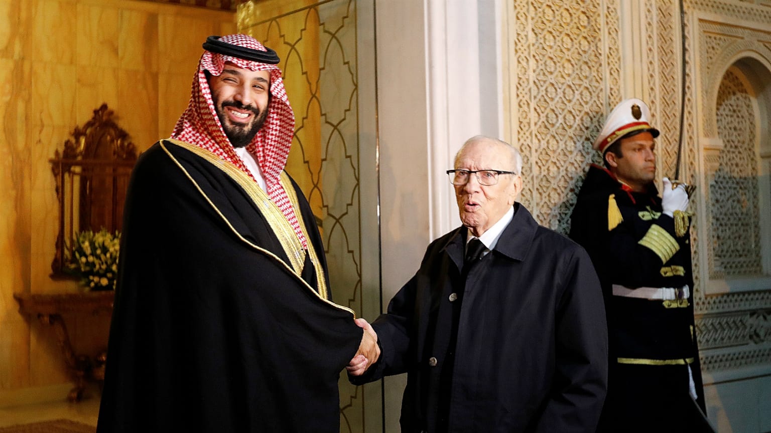 ولي العهد السعودي يقول للتلفزيون التونسي إن العلاقات بين المملكة وتونس جيدة