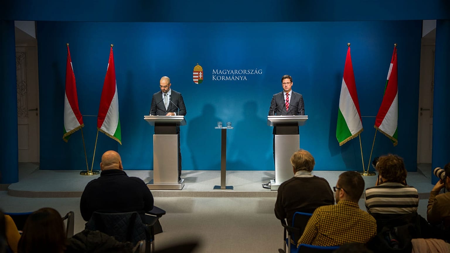 Túlóra - két lépést hátrált a kormány