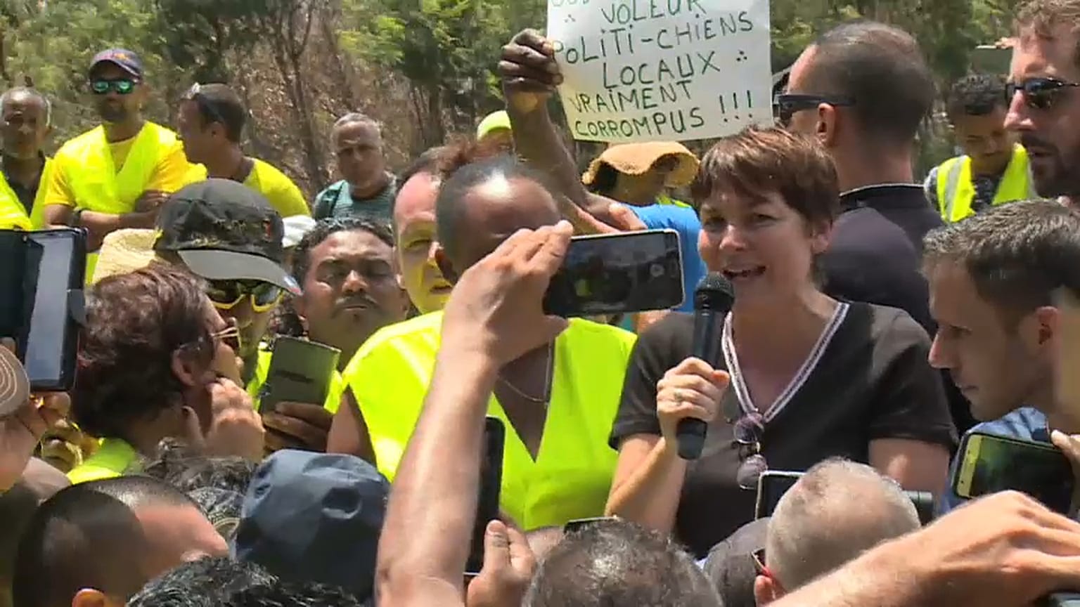 Annick Girardin, face à la foule dans un barrage bloquant