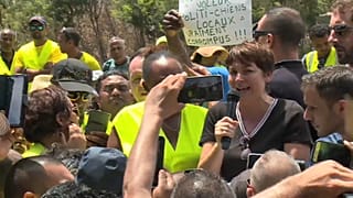 Annick Girardin, face à la foule dans un barrage bloquant
