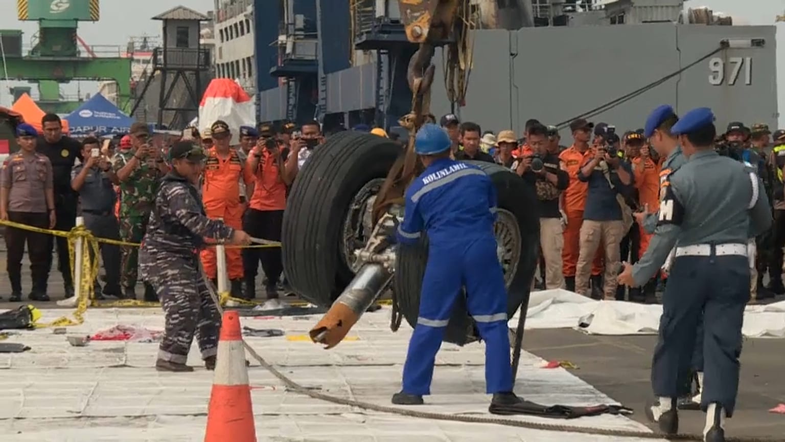 Uno dei resti del Boeing 737 max precipitato il 28 ottobre in Indonesia