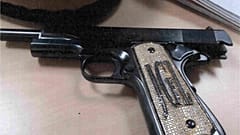Le pistolet incrusté de diamants du narco El Chapo, présenté à son procès.
