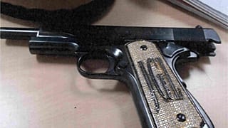 Le pistolet incrusté de diamants du narco El Chapo, présenté à son procès.