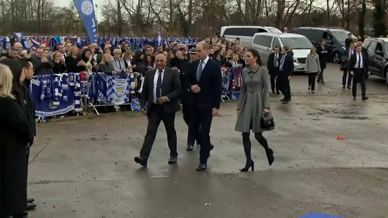 Βρετανία: Κέιτ και Ουίλιαμ τίμησαν τα θύματα της συντριβής ελικοπτέρου