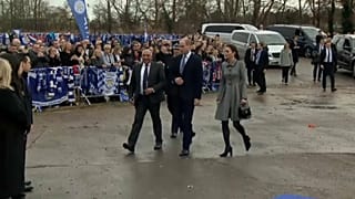 Βρετανία: Κέιτ και Ουίλιαμ τίμησαν τα θύματα της συντριβής ελικοπτέρου