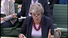May im Kreuzfeuer: Brexit-Debatten in London und Brüssel 