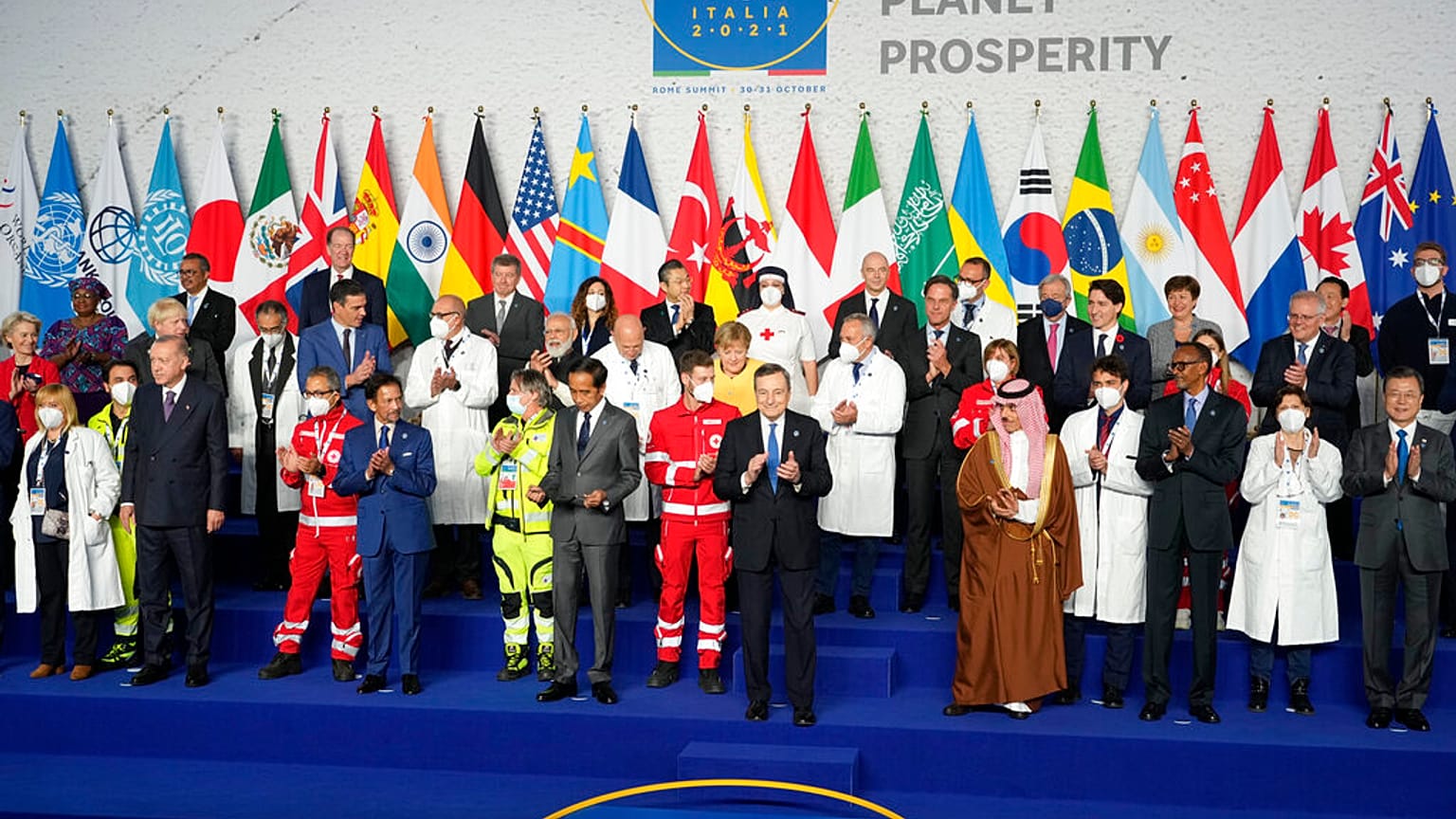 Sağlık personeli ve dünya liderleri G20 zirvesinde birlikte poz verdi