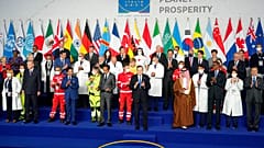 Sağlık personeli ve dünya liderleri G20 zirvesinde birlikte poz verdi