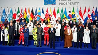 Sağlık personeli ve dünya liderleri G20 zirvesinde birlikte poz verdi