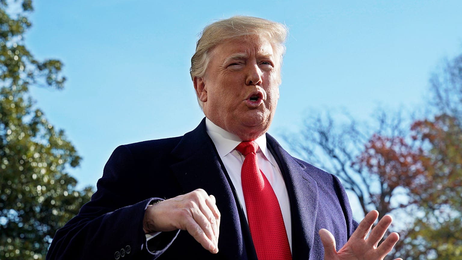 Donald Trump falou aos jornalistas antes de embarcar no "Air Force One"