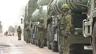 Rusia despliega nuevos misiles en Crimea, Merkel llama al diálogo