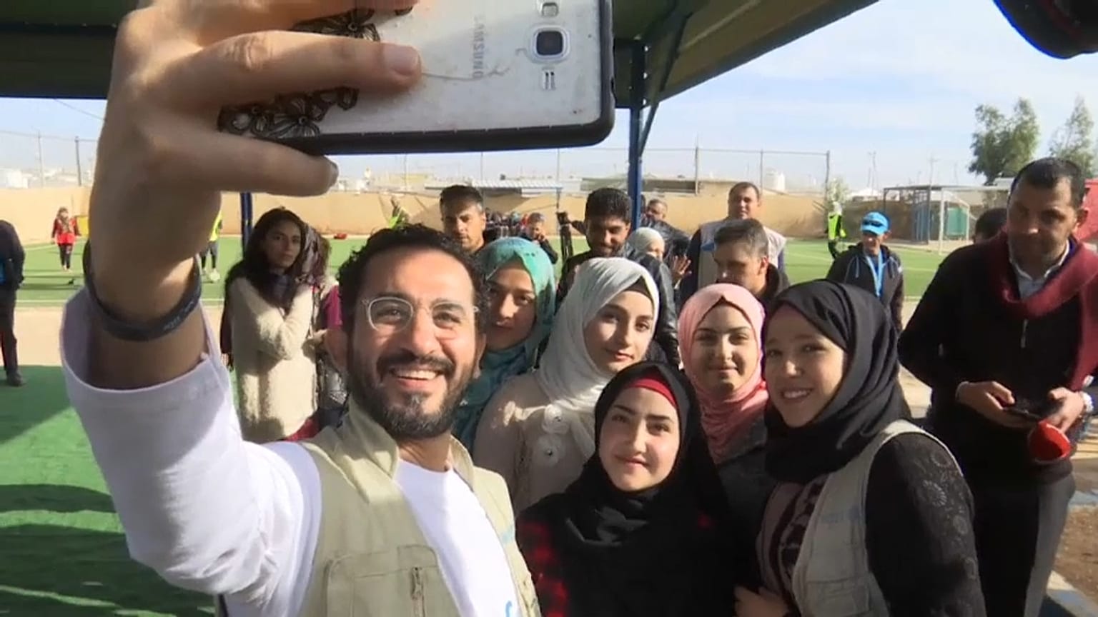 شاهد: الفنان المصري أحمد حلمي يزور مخيم الزعتري للاجئين السوريين في الأردن