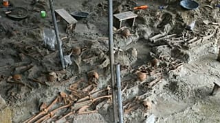 شاهد: العثور على رفات أكثر من 230 شخصا وسط مقبرة جماعية في سريلانكا