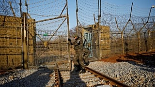 Νοτιοκορεάτικο τρένο πέρασε στη Βόρεια Κορέα