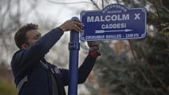 ABD büyükelçilik binasının bulunduğu sokağa Malcolm X adı verildi