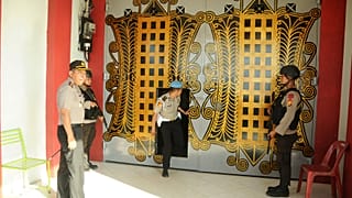 شاهد: فرار 87 سجينا في أندونيسيا والجيش يلاحقهم
