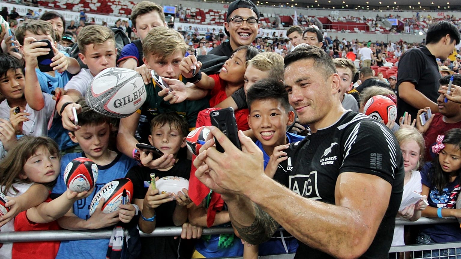 Rugby oyuncusu Williams bikinili kızlarla aynı karede poz vermeyi reddetti