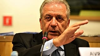 «Αποπέμφθηκε» από τον Αβραμόπουλο αστυνομικός της ασφάλειάς του