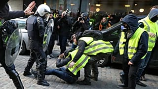 درگیری پلیس با جلیقه زردهایی که خیابان‌های بروکسل را قرق کرده‌اند