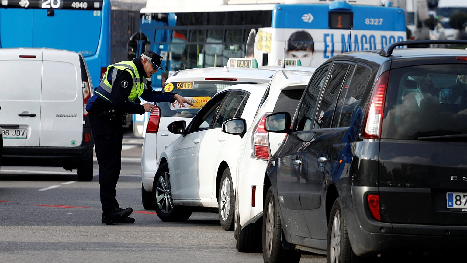 Madrid bans most cars from entering city centre in push to curb air pollution