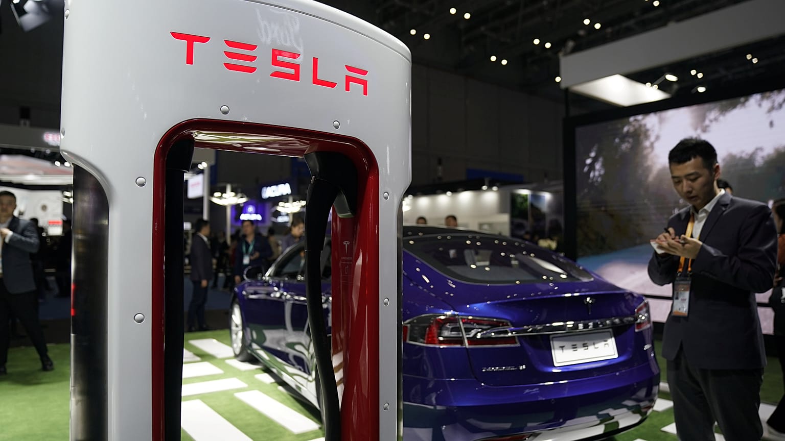 Tesla 'Model 3' hedefine ulaştı: Günde bin araç üretiliyor