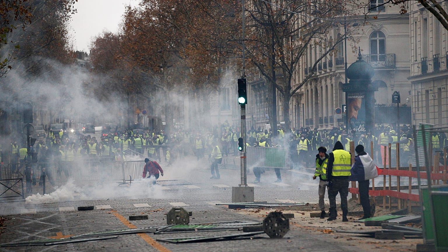 Paris karıştı. Sarı Yelekliler meydanlarda. 